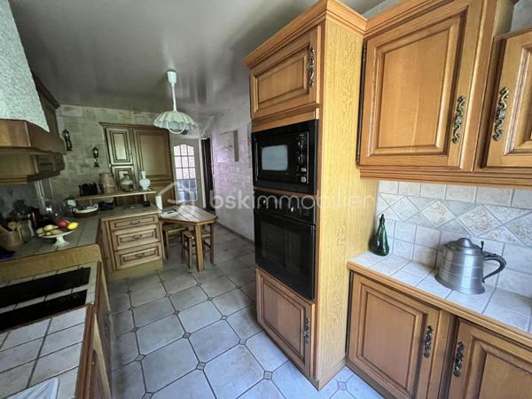 Située sur la paisible commune de Herry dans une rue au calme, à deux pas du canal latéral à la Loire, d'un bar-épicerie, d'une boulangerie et à 5km des commerces et commodités de la Charité sur Loire, nous avons le plaisir de vous présenter cette charmante maison de village sans vis-à-vis nichée dans un écrin de verdure, construite sur une parcelle arborée et fleurie de 1 416m² proposant une terrasse plein Sud, un garage et un appentis. 

À l'abri des regards, l'entrée de la maison se fond dans la végétation environnante, offrant un cadre intime et paisible et mène à un bureau sur la droite puis à une grande et lumineuse de pièce de vie de 34m² proposant une cheminée ouverte pour de belles soirées d'hiver au coin du feu ainsi qu'un accès à une terrasse plein Sud au moyen de porte-fenêtres. Depuis cette pièce, vous accèderez à un cellier, à une grande cuisine aménagée de 14m² ainsi qu'à une pièce de 17m² à aménager selon vos besoins et bénéficiant d'une mezzanine de 8m² ainsi que d'un accès direct à l'extérieur. Sur la gauche, l'entrée dessert un WC séparé, un second accès à la cuisine ainsi qu'un escalier menant à l'étage. 
À l'étage, un palier dessert sur la gauche une chambre de 13m² ainsi qu'une salle de bains de 8m² avec baignoire, douche et WC; en face, un débarras de 3m² ainsi qu'une chambre de 13m² également et sur la droite, une chambre de 11m². 

Les sols de cette maison sont en carrelage (entrée, bureau, pièce de vie, cellier, cuisine, WC, salle de bains), en parquet (palier) ou en moquette (chambres, débarras).  
Elle est munie d'un mode de chauffage de type électrique ainsi que d'un ballon de production d'eau chaude sanitaire de 200 litres.  
Ce bien dispose d'huisseries en bois double vitrage, de volets bois, d'une toiture en tuiles mécaniques béton en très bon état ainsi que de combles parfaitement isolés. 

Côté énergie, ce bien bénéficie de la très bonne note de D au niveau du DPE (Diagnostic de Performance Énergétique), ce qui en fait un logement peu énergivore, et B au niveau des GES (Gaz à Effet de Serre), ce qui en fait un logement très peu polluant. 

Côté extérieur, vous pourrez profiter d'un magnifique terrain arboré et fleuri de 1 416m² proposant une terrasse de 15m² orientée plein Sud, un garage de 18m² avec bûcher et appentis de 15m², une dépendance en tôle de 10m² ainsi qu'un barbecue maçonné. 

Les plus de ce bien :
Son environnement intimiste, son charme bucolique, sa pièce de vie lumineuse, ses trois chambres et ses beaux volumes. 

Possibilité de visite vidéo sur demande.

Photos supplémentaires disponibles sur BSK IMMOBILIER > Nos conseillers > Inès RÉMOND
Pour tout renseignement complémentaire ou pour une visite, contactez moi au 07.87.29.70.92.

Idéale pour une famille ou pour une résidence secondaire, cette maison est un vrai coup de cœur, une belle opportunité à saisir, elle n'attend que vous !!!