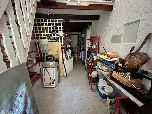 Située sur la paisible commune de Herry dans une rue au calme, à deux pas du canal latéral à la Loire, d'un bar-épicerie, d'une boulangerie et à 5km des commerces et commodités de la Charité sur Loire, nous avons le plaisir de vous présenter cette charmante maison de village sans vis-à-vis nichée dans un écrin de verdure, construite sur une parcelle arborée et fleurie de 1 416m² proposant une terrasse plein Sud, un garage et un appentis. 

À l'abri des regards, l'entrée de la maison se fond dans la végétation environnante, offrant un cadre intime et paisible et mène à un bureau sur la droite puis à une grande et lumineuse de pièce de vie de 34m² proposant une cheminée ouverte pour de belles soirées d'hiver au coin du feu ainsi qu'un accès à une terrasse plein Sud au moyen de porte-fenêtres. Depuis cette pièce, vous accèderez à un cellier, à une grande cuisine aménagée de 14m² ainsi qu'à une pièce de 17m² à aménager selon vos besoins et bénéficiant d'une mezzanine de 8m² ainsi que d'un accès direct à l'extérieur. Sur la gauche, l'entrée dessert un WC séparé, un second accès à la cuisine ainsi qu'un escalier menant à l'étage. 
À l'étage, un palier dessert sur la gauche une chambre de 13m² ainsi qu'une salle de bains de 8m² avec baignoire, douche et WC; en face, un débarras de 3m² ainsi qu'une chambre de 13m² également et sur la droite, une chambre de 11m². 

Les sols de cette maison sont en carrelage (entrée, bureau, pièce de vie, cellier, cuisine, WC, salle de bains), en parquet (palier) ou en moquette (chambres, débarras).  
Elle est munie d'un mode de chauffage de type électrique ainsi que d'un ballon de production d'eau chaude sanitaire de 200 litres.  
Ce bien dispose d'huisseries en bois double vitrage, de volets bois, d'une toiture en tuiles mécaniques béton en très bon état ainsi que de combles parfaitement isolés. 

Côté énergie, ce bien bénéficie de la très bonne note de D au niveau du DPE (Diagnostic de Performance Énergétique), ce qui en fait un logement peu énergivore, et B au niveau des GES (Gaz à Effet de Serre), ce qui en fait un logement très peu polluant. 

Côté extérieur, vous pourrez profiter d'un magnifique terrain arboré et fleuri de 1 416m² proposant une terrasse de 15m² orientée plein Sud, un garage de 18m² avec bûcher et appentis de 15m², une dépendance en tôle de 10m² ainsi qu'un barbecue maçonné. 

Les plus de ce bien :
Son environnement intimiste, son charme bucolique, sa pièce de vie lumineuse, ses trois chambres et ses beaux volumes. 

Possibilité de visite vidéo sur demande.

Photos supplémentaires disponibles sur BSK IMMOBILIER > Nos conseillers > Inès RÉMOND
Pour tout renseignement complémentaire ou pour une visite, contactez moi au 07.87.29.70.92.

Idéale pour une famille ou pour une résidence secondaire, cette maison est un vrai coup de cœur, une belle opportunité à saisir, elle n'attend que vous !!!