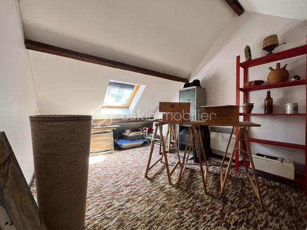 Située sur la paisible commune de Herry dans une rue au calme, à deux pas du canal latéral à la Loire, d'un bar-épicerie, d'une boulangerie et à 5km des commerces et commodités de la Charité sur Loire, nous avons le plaisir de vous présenter cette charmante maison de village sans vis-à-vis nichée dans un écrin de verdure, construite sur une parcelle arborée et fleurie de 1 416m² proposant une terrasse plein Sud, un garage et un appentis. 

À l'abri des regards, l'entrée de la maison se fond dans la végétation environnante, offrant un cadre intime et paisible et mène à un bureau sur la droite puis à une grande et lumineuse de pièce de vie de 34m² proposant une cheminée ouverte pour de belles soirées d'hiver au coin du feu ainsi qu'un accès à une terrasse plein Sud au moyen de porte-fenêtres. Depuis cette pièce, vous accèderez à un cellier, à une grande cuisine aménagée de 14m² ainsi qu'à une pièce de 17m² à aménager selon vos besoins et bénéficiant d'une mezzanine de 8m² ainsi que d'un accès direct à l'extérieur. Sur la gauche, l'entrée dessert un WC séparé, un second accès à la cuisine ainsi qu'un escalier menant à l'étage. 
À l'étage, un palier dessert sur la gauche une chambre de 13m² ainsi qu'une salle de bains de 8m² avec baignoire, douche et WC; en face, un débarras de 3m² ainsi qu'une chambre de 13m² également et sur la droite, une chambre de 11m². 

Les sols de cette maison sont en carrelage (entrée, bureau, pièce de vie, cellier, cuisine, WC, salle de bains), en parquet (palier) ou en moquette (chambres, débarras).  
Elle est munie d'un mode de chauffage de type électrique ainsi que d'un ballon de production d'eau chaude sanitaire de 200 litres.  
Ce bien dispose d'huisseries en bois double vitrage, de volets bois, d'une toiture en tuiles mécaniques béton en très bon état ainsi que de combles parfaitement isolés. 

Côté énergie, ce bien bénéficie de la très bonne note de D au niveau du DPE (Diagnostic de Performance Énergétique), ce qui en fait un logement peu énergivore, et B au niveau des GES (Gaz à Effet de Serre), ce qui en fait un logement très peu polluant. 

Côté extérieur, vous pourrez profiter d'un magnifique terrain arboré et fleuri de 1 416m² proposant une terrasse de 15m² orientée plein Sud, un garage de 18m² avec bûcher et appentis de 15m², une dépendance en tôle de 10m² ainsi qu'un barbecue maçonné. 

Les plus de ce bien :
Son environnement intimiste, son charme bucolique, sa pièce de vie lumineuse, ses trois chambres et ses beaux volumes. 

Possibilité de visite vidéo sur demande.

Photos supplémentaires disponibles sur BSK IMMOBILIER > Nos conseillers > Inès RÉMOND
Pour tout renseignement complémentaire ou pour une visite, contactez moi au 07.87.29.70.92.

Idéale pour une famille ou pour une résidence secondaire, cette maison est un vrai coup de cœur, une belle opportunité à saisir, elle n'attend que vous !!!