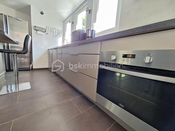 Charme et calme assuré pour cette maison de plain-pied. Elle ce compose d'une entrée, d'un salon/séjour cosy lumineux, agrémenté d'un poêle a bois, une cuisine ouverte équipée et aménagée avec ilot central, un cellier, deux chambres spacieuses avec dressing , une salle d'eau ainsi qu'un WC indépendant. Le tout sur un extérieur soigné de plus de 1000m2 clos et arborée, profitant d'un garage et d'une terrasse,  sans vis-à-vis.