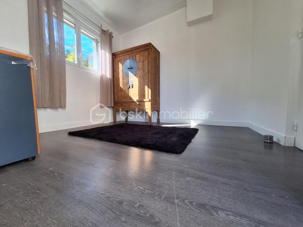 Charme et calme assuré pour cette maison de plain-pied. Elle ce compose d'une entrée, d'un salon/séjour cosy lumineux, agrémenté d'un poêle a bois, une cuisine ouverte équipée et aménagée avec ilot central, un cellier, deux chambres spacieuses avec dressing , une salle d'eau ainsi qu'un WC indépendant. Le tout sur un extérieur soigné de plus de 1000m2 clos et arborée, profitant d'un garage et d'une terrasse,  sans vis-à-vis.