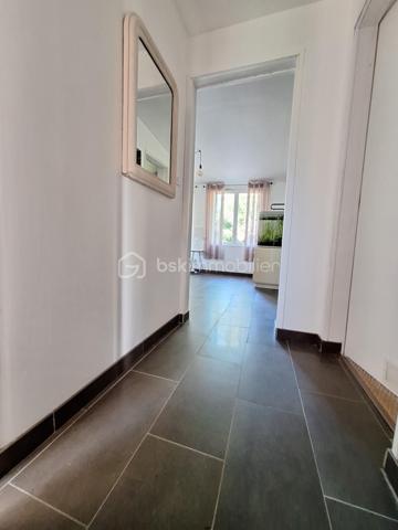 Charme et calme assuré pour cette maison de plain-pied. Elle ce compose d'une entrée, d'un salon/séjour cosy lumineux, agrémenté d'un poêle a bois, une cuisine ouverte équipée et aménagée avec ilot central, un cellier, deux chambres spacieuses avec dressing , une salle d'eau ainsi qu'un WC indépendant. Le tout sur un extérieur soigné de plus de 1000m2 clos et arborée, profitant d'un garage et d'une terrasse,  sans vis-à-vis.