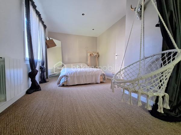 Charme et calme assuré pour cette maison de plain-pied. Elle ce compose d'une entrée, d'un salon/séjour cosy lumineux, agrémenté d'un poêle a bois, une cuisine ouverte équipée et aménagée avec ilot central, un cellier, deux chambres spacieuses avec dressing , une salle d'eau ainsi qu'un WC indépendant. Le tout sur un extérieur soigné de plus de 1000m2 clos et arborée, profitant d'un garage et d'une terrasse,  sans vis-à-vis.