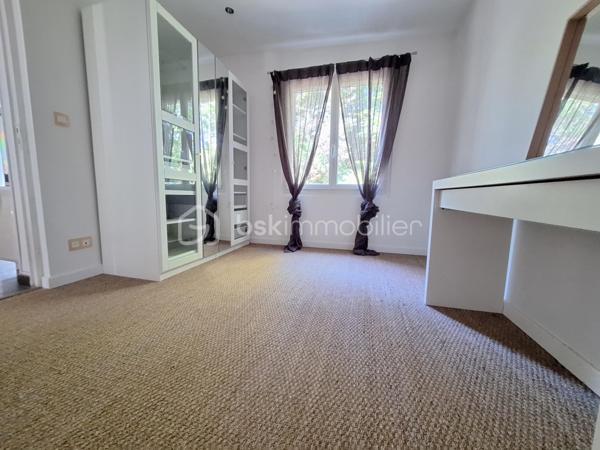 Charme et calme assuré pour cette maison de plain-pied. Elle ce compose d'une entrée, d'un salon/séjour cosy lumineux, agrémenté d'un poêle a bois, une cuisine ouverte équipée et aménagée avec ilot central, un cellier, deux chambres spacieuses avec dressing , une salle d'eau ainsi qu'un WC indépendant. Le tout sur un extérieur soigné de plus de 1000m2 clos et arborée, profitant d'un garage et d'une terrasse,  sans vis-à-vis.