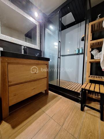 Charme et calme assuré pour cette maison de plain-pied. Elle ce compose d'une entrée, d'un salon/séjour cosy lumineux, agrémenté d'un poêle a bois, une cuisine ouverte équipée et aménagée avec ilot central, un cellier, deux chambres spacieuses avec dressing , une salle d'eau ainsi qu'un WC indépendant. Le tout sur un extérieur soigné de plus de 1000m2 clos et arborée, profitant d'un garage et d'une terrasse,  sans vis-à-vis.