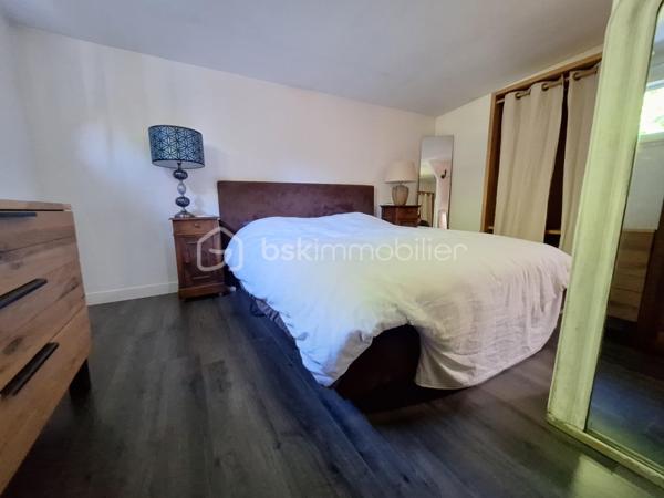 Charme et calme assuré pour cette maison de plain-pied. Elle ce compose d'une entrée, d'un salon/séjour cosy lumineux, agrémenté d'un poêle a bois, une cuisine ouverte équipée et aménagée avec ilot central, un cellier, deux chambres spacieuses avec dressing , une salle d'eau ainsi qu'un WC indépendant. Le tout sur un extérieur soigné de plus de 1000m2 clos et arborée, profitant d'un garage et d'une terrasse,  sans vis-à-vis.