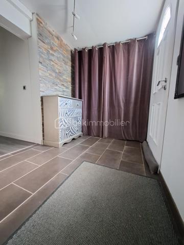 Charme et calme assuré pour cette maison de plain-pied. Elle ce compose d'une entrée, d'un salon/séjour cosy lumineux, agrémenté d'un poêle a bois, une cuisine ouverte équipée et aménagée avec ilot central, un cellier, deux chambres spacieuses avec dressing , une salle d'eau ainsi qu'un WC indépendant. Le tout sur un extérieur soigné de plus de 1000m2 clos et arborée, profitant d'un garage et d'une terrasse,  sans vis-à-vis.