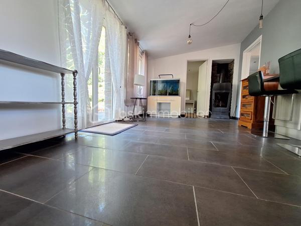 Charme et calme assuré pour cette maison de plain-pied. Elle ce compose d'une entrée, d'un salon/séjour cosy lumineux, agrémenté d'un poêle a bois, une cuisine ouverte équipée et aménagée avec ilot central, un cellier, deux chambres spacieuses avec dressing , une salle d'eau ainsi qu'un WC indépendant. Le tout sur un extérieur soigné de plus de 1000m2 clos et arborée, profitant d'un garage et d'une terrasse,  sans vis-à-vis.