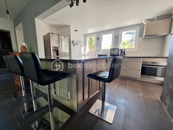 Charme et calme assuré pour cette maison de plain-pied. Elle ce compose d'une entrée, d'un salon/séjour cosy lumineux, agrémenté d'un poêle a bois, une cuisine ouverte équipée et aménagée avec ilot central, un cellier, deux chambres spacieuses avec dressing , une salle d'eau ainsi qu'un WC indépendant. Le tout sur un extérieur soigné de plus de 1000m2 clos et arborée, profitant d'un garage et d'une terrasse,  sans vis-à-vis.