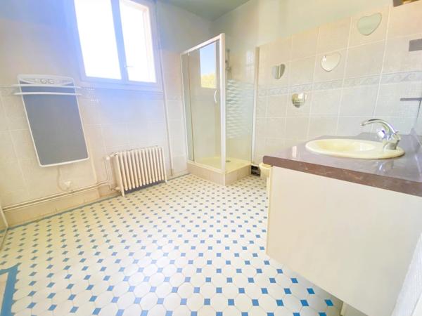03200 VICHY - APPARTEMENT- QUARTIER DE FRANCE 3 PIÈCES  AVEC DEUX BALCONS -ET CAVE