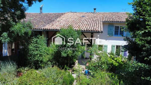 Maison familiale avec garage, jardin et terrasse.