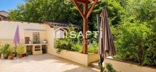 Maison familiale avec garage, jardin et terrasse.