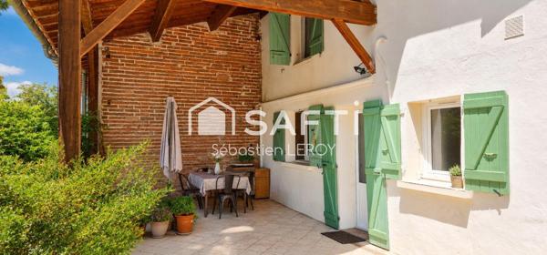 Maison familiale avec garage, jardin et terrasse.
