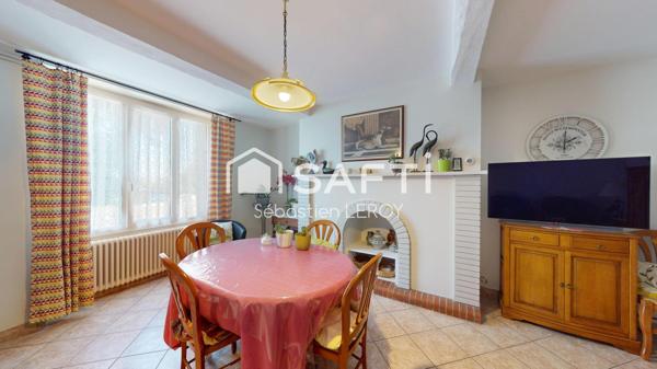 Maison familiale avec garage, jardin et terrasse.