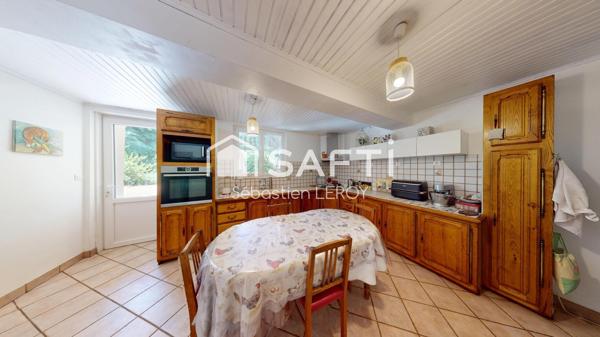 Maison familiale avec garage, jardin et terrasse.