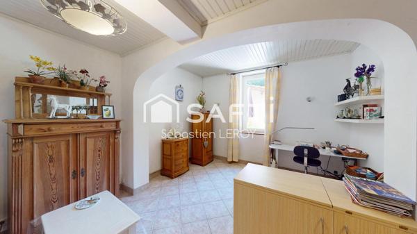 Maison familiale avec garage, jardin et terrasse.