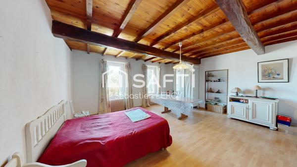 Maison familiale avec garage, jardin et terrasse.