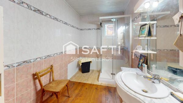 Maison familiale avec garage, jardin et terrasse.