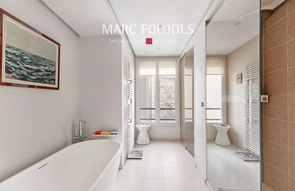 Paris VI Jardin du Luxembourg – maison de ville édifiée sur 5 niveaux avec ascenseur et piscine