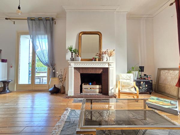 Superbe T4 dans l'ancien - quartier Madeleine / Dunois - avec garage et terrasse.