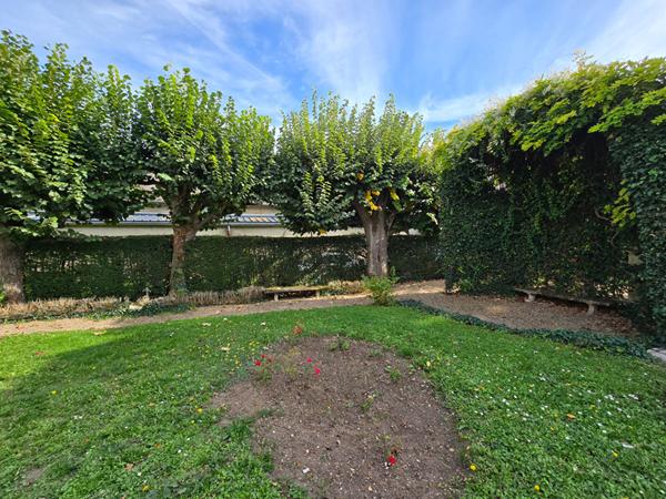 Superbe T4 dans l'ancien - quartier Madeleine / Dunois - avec garage et terrasse.