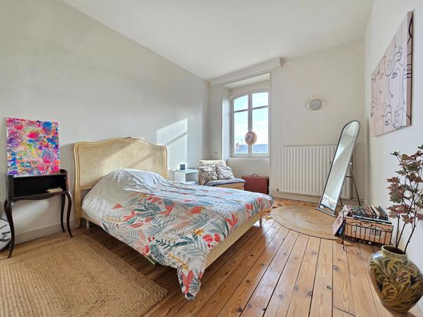 Superbe T4 dans l'ancien - quartier Madeleine / Dunois - avec garage et terrasse.