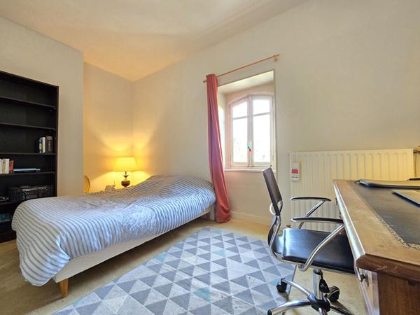 Superbe T4 dans l'ancien - quartier Madeleine / Dunois - avec garage et terrasse.