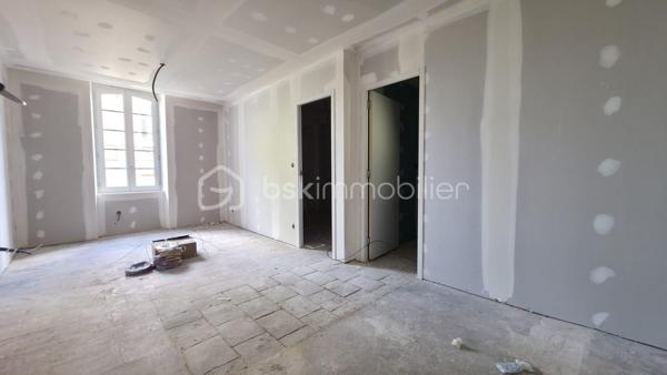 Situé à Rabastens, au premier étage d'un bâtiment datant de 1800, découvrez cet appartement de 32,8 m² qui allie le cachet de l’ancien à un beau potentiel d’aménagement.
L’appartement se compose de :
- Une pièce de vie avec cuisine ouverte,
- Une chambre,
- Une salle d’eau avec wc.

Un projet de rénovation maîtrisé : les travaux principaux de rénovation sont pris en charge par le vendeur, avec une livraison prévisionnelle en décembre 2026.
Vous pourrez personnaliser les finitions selon vos goûts : les revêtements de sol, les meubles de cuisine et les meubles de salle d’eau resteront à la charge de l’acquéreur.
Un nouveau système de chauffage électrique sera installé. La réalisation d’un nouveau DPE permettra de confirmer la performance énergétique du logement : une classe C est envisagée à titre prévisionnel.

Un bien idéal pour habiter ou investir : que vous recherchiez votre futur chez-vous ou un investissement locatif, cet appartement offre une belle opportunité de valorisation.
Loyer mensuel envisagé : 450 € / mois, soit 5400 € de loyers annuels bruts, avant charges et fiscalité.

Contactez-moi pour plus d’informations ou pour organiser une visite.