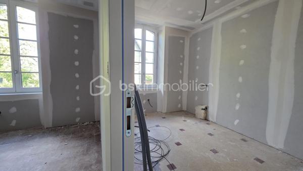Situé à Rabastens, au premier étage d'un bâtiment datant de 1800, découvrez cet appartement de 32,8 m² qui allie le cachet de l’ancien à un beau potentiel d’aménagement.
L’appartement se compose de :
- Une pièce de vie avec cuisine ouverte,
- Une chambre,
- Une salle d’eau avec wc.

Un projet de rénovation maîtrisé : les travaux principaux de rénovation sont pris en charge par le vendeur, avec une livraison prévisionnelle en décembre 2026.
Vous pourrez personnaliser les finitions selon vos goûts : les revêtements de sol, les meubles de cuisine et les meubles de salle d’eau resteront à la charge de l’acquéreur.
Un nouveau système de chauffage électrique sera installé. La réalisation d’un nouveau DPE permettra de confirmer la performance énergétique du logement : une classe C est envisagée à titre prévisionnel.

Un bien idéal pour habiter ou investir : que vous recherchiez votre futur chez-vous ou un investissement locatif, cet appartement offre une belle opportunité de valorisation.
Loyer mensuel envisagé : 450 € / mois, soit 5400 € de loyers annuels bruts, avant charges et fiscalité.

Contactez-moi pour plus d’informations ou pour organiser une visite.