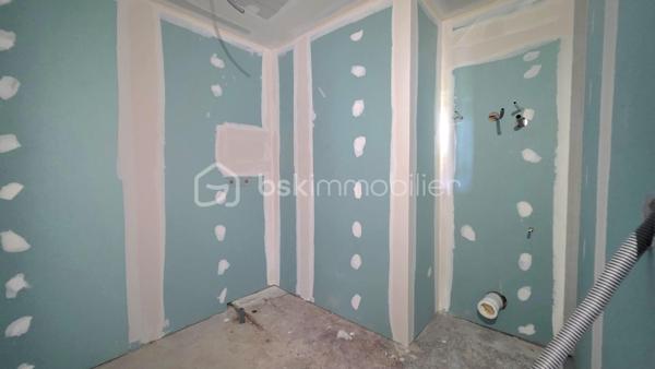 Situé à Rabastens, au premier étage d'un bâtiment datant de 1800, découvrez cet appartement de 32,8 m² qui allie le cachet de l’ancien à un beau potentiel d’aménagement.
L’appartement se compose de :
- Une pièce de vie avec cuisine ouverte,
- Une chambre,
- Une salle d’eau avec wc.

Un projet de rénovation maîtrisé : les travaux principaux de rénovation sont pris en charge par le vendeur, avec une livraison prévisionnelle en décembre 2026.
Vous pourrez personnaliser les finitions selon vos goûts : les revêtements de sol, les meubles de cuisine et les meubles de salle d’eau resteront à la charge de l’acquéreur.
Un nouveau système de chauffage électrique sera installé. La réalisation d’un nouveau DPE permettra de confirmer la performance énergétique du logement : une classe C est envisagée à titre prévisionnel.

Un bien idéal pour habiter ou investir : que vous recherchiez votre futur chez-vous ou un investissement locatif, cet appartement offre une belle opportunité de valorisation.
Loyer mensuel envisagé : 450 € / mois, soit 5400 € de loyers annuels bruts, avant charges et fiscalité.

Contactez-moi pour plus d’informations ou pour organiser une visite.