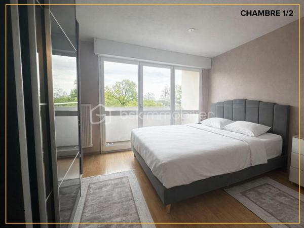 Découvrez cet appartement T3 traversant de 72,30 m², situé au 4e étage d’une résidence fermée avec portail, lumineux, fonctionnel et vendu libre d’occupation.

Il se compose d’un séjour agréable, de deux chambres, d’une salle de bain, d’un espace de rangement et d’un balcon avec vue dégagée sur un parc. Une cave privative complète le bien. Garage privatif disponible en supplément au prix de 10 000 €.

Côté confort, l’appartement bénéficie de volets roulants récents, d’une climatisation réversible dans les chambres et la pièce de vie, ainsi que d’un chauffage collectif au gaz compris dans les charges.

Situé à proximité immédiate des commerces, écoles et services (poste, pharmacie, boulangerie, épiceries), ce bien profite également d’un accès rapide à la rocade et au centre-ville d’Avignon. Le stationnement est aisé dans le secteur.

Ce bien conviendra aussi bien à un projet de résidence principale qu’à un investissement locatif.

Contactez-moi pour organiser une visite. Journées portes ouvertes prévues les jeudi 23 juillet et jeudi 30 juillet.