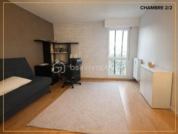 Découvrez cet appartement T3 traversant de 72,30 m², situé au 4e étage d’une résidence fermée avec portail, lumineux, fonctionnel et vendu libre d’occupation.

Il se compose d’un séjour agréable, de deux chambres, d’une salle de bain, d’un espace de rangement et d’un balcon avec vue dégagée sur un parc. Une cave privative complète le bien. Garage privatif disponible en supplément au prix de 10 000 €.

Côté confort, l’appartement bénéficie de volets roulants récents, d’une climatisation réversible dans les chambres et la pièce de vie, ainsi que d’un chauffage collectif au gaz compris dans les charges.

Situé à proximité immédiate des commerces, écoles et services (poste, pharmacie, boulangerie, épiceries), ce bien profite également d’un accès rapide à la rocade et au centre-ville d’Avignon. Le stationnement est aisé dans le secteur.

Ce bien conviendra aussi bien à un projet de résidence principale qu’à un investissement locatif.

Contactez-moi pour organiser une visite. Journées portes ouvertes prévues les jeudi 23 juillet et jeudi 30 juillet.