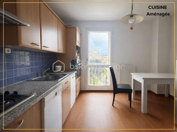 Découvrez cet appartement T3 traversant de 72,30 m², situé au 4e étage d’une résidence fermée avec portail, lumineux, fonctionnel et vendu libre d’occupation.

Il se compose d’un séjour agréable, de deux chambres, d’une salle de bain, d’un espace de rangement et d’un balcon avec vue dégagée sur un parc. Une cave privative complète le bien. Garage privatif disponible en supplément au prix de 10 000 €.

Côté confort, l’appartement bénéficie de volets roulants récents, d’une climatisation réversible dans les chambres et la pièce de vie, ainsi que d’un chauffage collectif au gaz compris dans les charges.

Situé à proximité immédiate des commerces, écoles et services (poste, pharmacie, boulangerie, épiceries), ce bien profite également d’un accès rapide à la rocade et au centre-ville d’Avignon. Le stationnement est aisé dans le secteur.

Ce bien conviendra aussi bien à un projet de résidence principale qu’à un investissement locatif.

Contactez-moi pour organiser une visite. Journées portes ouvertes prévues les jeudi 23 juillet et jeudi 30 juillet.
