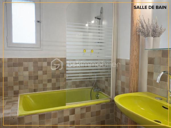 Découvrez cet appartement T3 traversant de 72,30 m², situé au 4e étage d’une résidence fermée avec portail, lumineux, fonctionnel et vendu libre d’occupation.

Il se compose d’un séjour agréable, de deux chambres, d’une salle de bain, d’un espace de rangement et d’un balcon avec vue dégagée sur un parc. Une cave privative complète le bien. Garage privatif disponible en supplément au prix de 10 000 €.

Côté confort, l’appartement bénéficie de volets roulants récents, d’une climatisation réversible dans les chambres et la pièce de vie, ainsi que d’un chauffage collectif au gaz compris dans les charges.

Situé à proximité immédiate des commerces, écoles et services (poste, pharmacie, boulangerie, épiceries), ce bien profite également d’un accès rapide à la rocade et au centre-ville d’Avignon. Le stationnement est aisé dans le secteur.

Ce bien conviendra aussi bien à un projet de résidence principale qu’à un investissement locatif.

Contactez-moi pour organiser une visite. Journées portes ouvertes prévues les jeudi 23 juillet et jeudi 30 juillet.