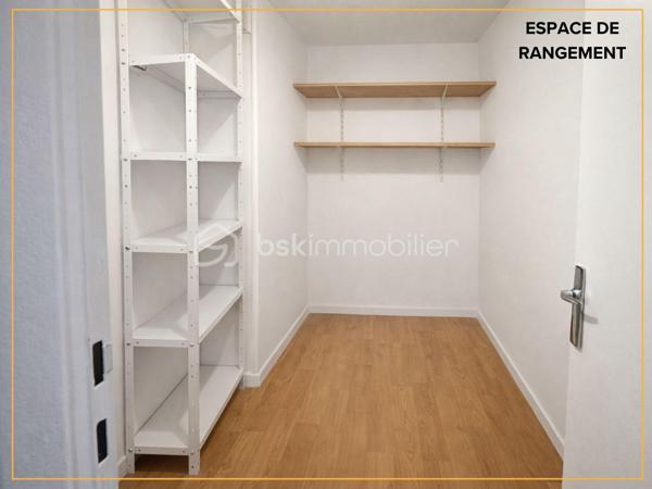 Découvrez cet appartement T3 traversant de 72,30 m², situé au 4e étage d’une résidence fermée avec portail, lumineux, fonctionnel et vendu libre d’occupation.

Il se compose d’un séjour agréable, de deux chambres, d’une salle de bain, d’un espace de rangement et d’un balcon avec vue dégagée sur un parc. Une cave privative complète le bien. Garage privatif disponible en supplément au prix de 10 000 €.

Côté confort, l’appartement bénéficie de volets roulants récents, d’une climatisation réversible dans les chambres et la pièce de vie, ainsi que d’un chauffage collectif au gaz compris dans les charges.

Situé à proximité immédiate des commerces, écoles et services (poste, pharmacie, boulangerie, épiceries), ce bien profite également d’un accès rapide à la rocade et au centre-ville d’Avignon. Le stationnement est aisé dans le secteur.

Ce bien conviendra aussi bien à un projet de résidence principale qu’à un investissement locatif.

Contactez-moi pour organiser une visite. Journées portes ouvertes prévues les jeudi 23 juillet et jeudi 30 juillet.