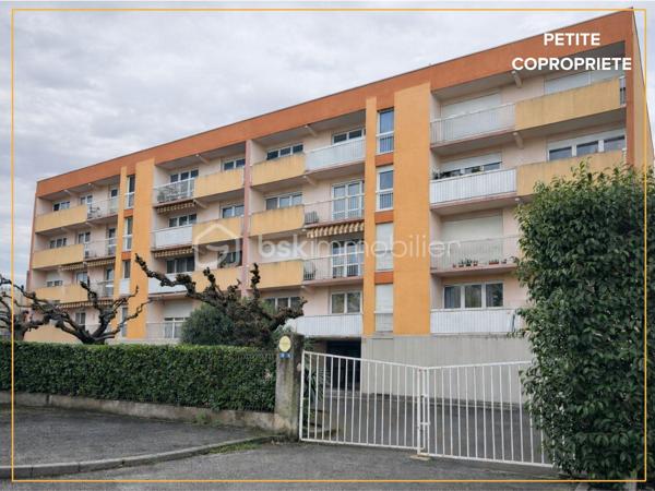 Découvrez cet appartement T3 traversant de 72,30 m², situé au 4e étage d’une résidence fermée avec portail, lumineux, fonctionnel et vendu libre d’occupation.

Il se compose d’un séjour agréable, de deux chambres, d’une salle de bain, d’un espace de rangement et d’un balcon avec vue dégagée sur un parc. Une cave privative complète le bien. Garage privatif disponible en supplément au prix de 10 000 €.

Côté confort, l’appartement bénéficie de volets roulants récents, d’une climatisation réversible dans les chambres et la pièce de vie, ainsi que d’un chauffage collectif au gaz compris dans les charges.

Situé à proximité immédiate des commerces, écoles et services (poste, pharmacie, boulangerie, épiceries), ce bien profite également d’un accès rapide à la rocade et au centre-ville d’Avignon. Le stationnement est aisé dans le secteur.

Ce bien conviendra aussi bien à un projet de résidence principale qu’à un investissement locatif.

Contactez-moi pour organiser une visite. Journées portes ouvertes prévues les jeudi 23 juillet et jeudi 30 juillet.