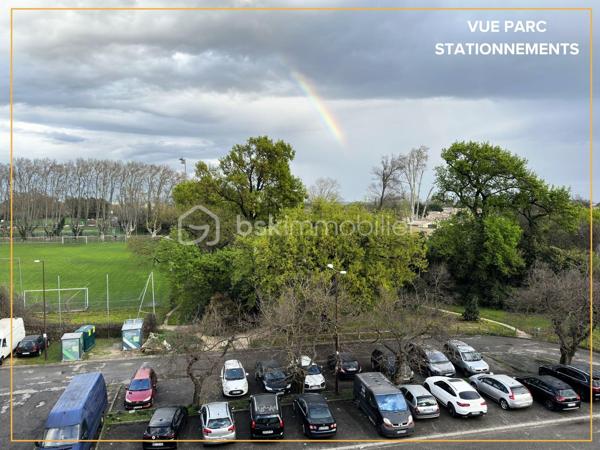Découvrez cet appartement T3 traversant de 72,30 m², situé au 4e étage d’une résidence fermée avec portail, lumineux, fonctionnel et vendu libre d’occupation.

Il se compose d’un séjour agréable, de deux chambres, d’une salle de bain, d’un espace de rangement et d’un balcon avec vue dégagée sur un parc. Une cave privative complète le bien. Garage privatif disponible en supplément au prix de 10 000 €.

Côté confort, l’appartement bénéficie de volets roulants récents, d’une climatisation réversible dans les chambres et la pièce de vie, ainsi que d’un chauffage collectif au gaz compris dans les charges.

Situé à proximité immédiate des commerces, écoles et services (poste, pharmacie, boulangerie, épiceries), ce bien profite également d’un accès rapide à la rocade et au centre-ville d’Avignon. Le stationnement est aisé dans le secteur.

Ce bien conviendra aussi bien à un projet de résidence principale qu’à un investissement locatif.

Contactez-moi pour organiser une visite. Journées portes ouvertes prévues les jeudi 23 juillet et jeudi 30 juillet.