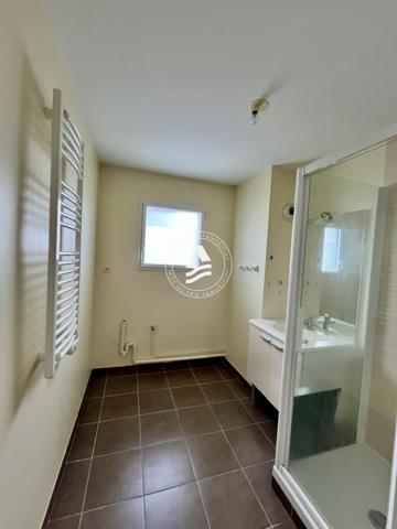 LE BONO, MOCQUARD Immobilier vous présente cet appartement idéalement situé le village !