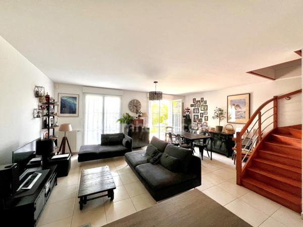 Maison à vendre 5 pièces, 4 Chambres, 2 Salles de bain, jardin, terrasse, garage.