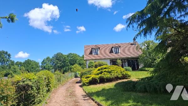 A Saint-Père dans la Nièvre (58), dans une rue calme au coeur de la verdure,