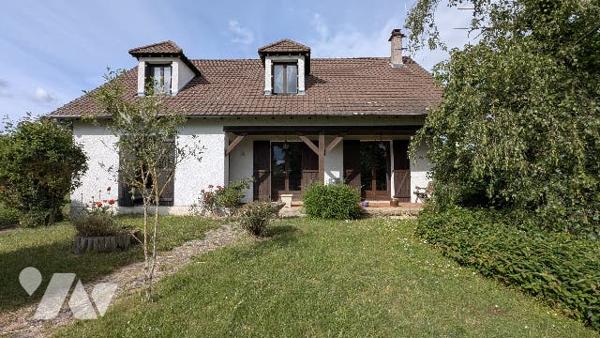 A Saint-Père dans la Nièvre (58), dans une rue calme au coeur de la verdure,