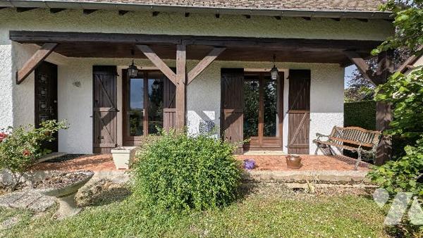 A Saint-Père dans la Nièvre (58), dans une rue calme au coeur de la verdure,