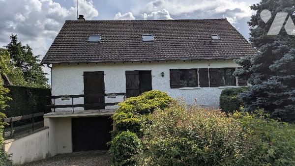 A Saint-Père dans la Nièvre (58), dans une rue calme au coeur de la verdure,