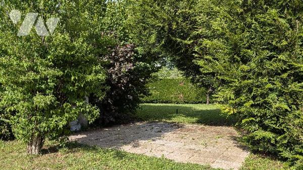A Saint-Père dans la Nièvre (58), dans une rue calme au coeur de la verdure,