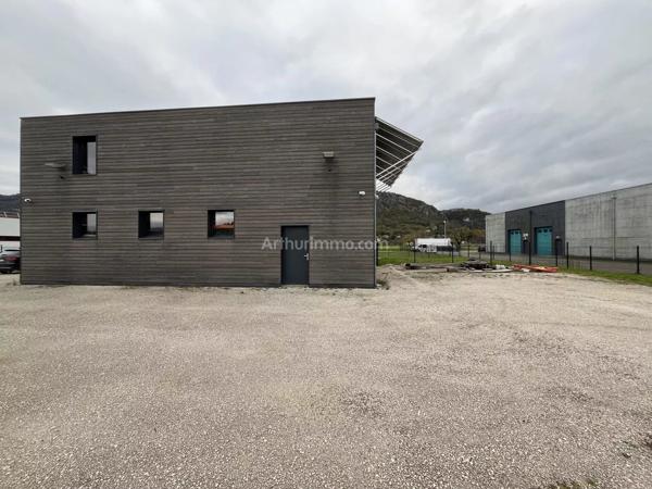 Vente                                                      Local commercial
                        
                                         400 m2                     à Belley
