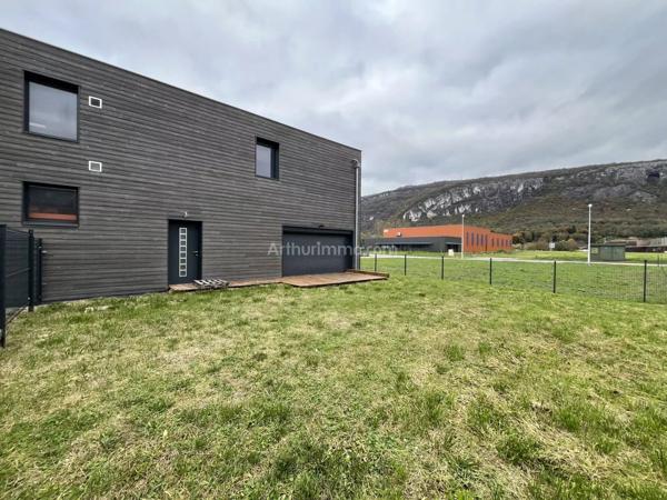 Vente                                                      Local commercial
                        
                                         400 m2                     à Belley
