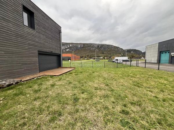 Vente                                                      Local commercial
                        
                                         400 m2                     à Belley