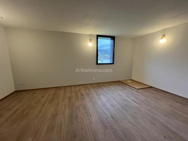 Vente                                                      Local commercial
                        
                                         400 m2                     à Belley