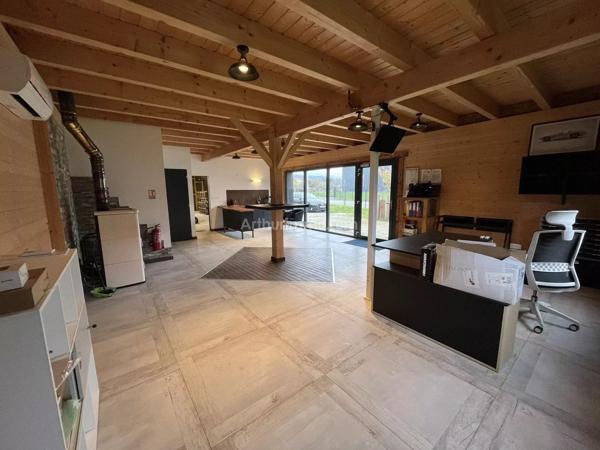 Vente                                                      Local commercial
                        
                                         400 m2                     à Belley