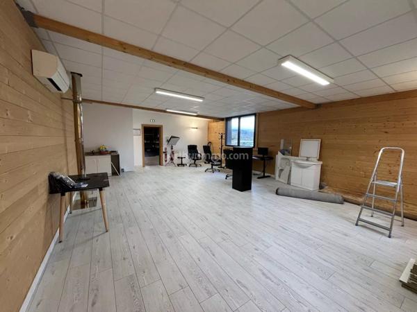 Vente                                                      Local commercial
                        
                                         400 m2                     à Belley